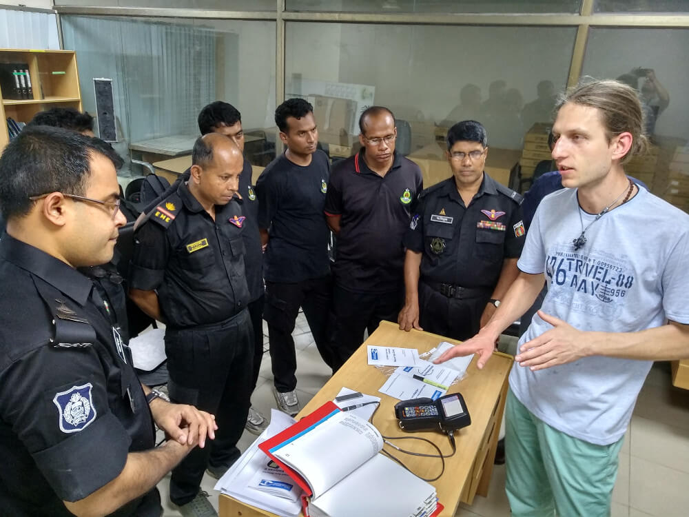 达卡-2019。 培训孟加拉国专家如何操作涡流探伤仪Eddycon C