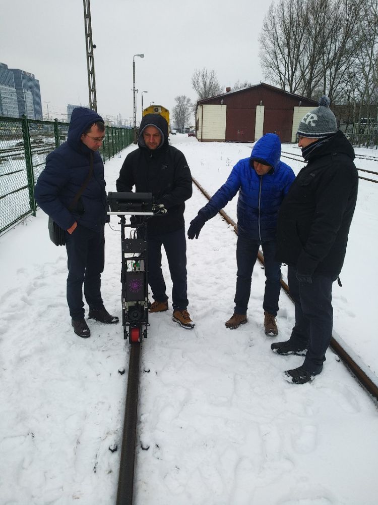 向波兰铁路人员赠送了超声波探伤仪UDS2-77。